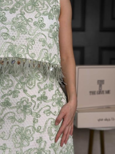 طقم بدون اكمام مزين بـ الريش الناعم وقطع الترتر ال...