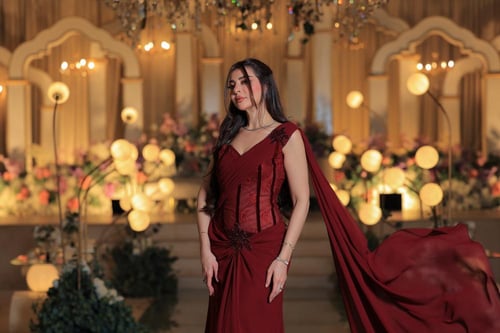 فستان برغندي فاخر بتصميم كلاسيكي