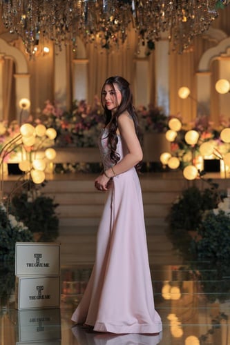 فستان سهرة وردي ناعم بتطريز راقي وذيل جانبي