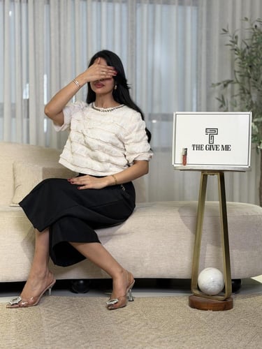 طقم مودرن بكشكشه عرضيه وياقة دائرية مزينة