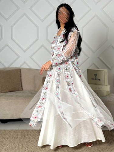 طقم جلابية نسائية مع كارديجان طويل مطرز وتل شفاف