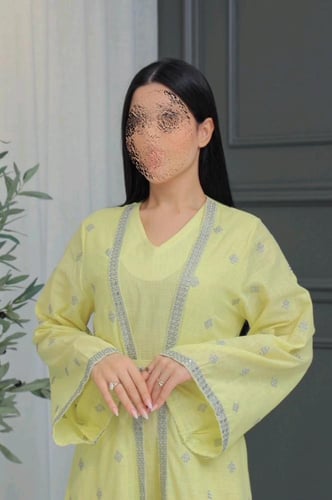 جلابية شرقية مطرزة بأكمام واسعة وحزام خصر.