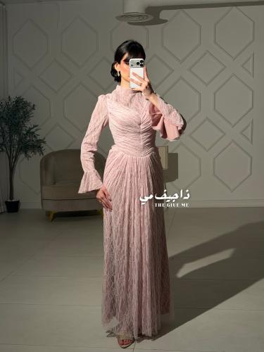 فستان وردي بياقة مرتفعة بأكمام طويله