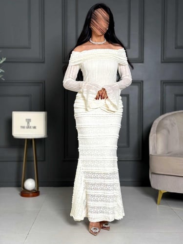 فستان دانتيل ناعم طويل بقصة اوف شولدر مع ياقة مطوي...