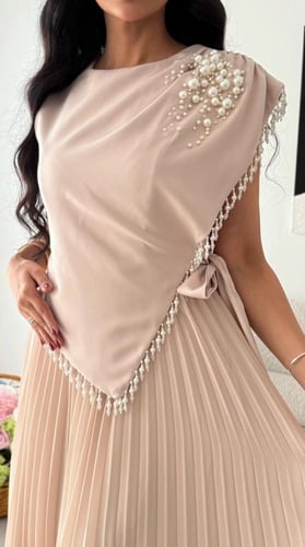 فستان الشيفون المموج بتفاصيل اللؤلؤ الناعمة