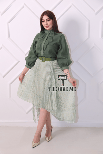 طقم تنوره وبلوزه مزين بحزام علي الخصر بقصة تنوره