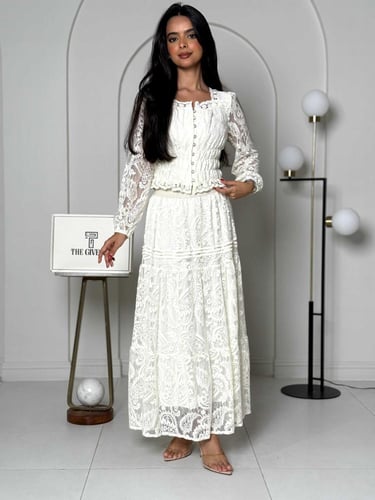 طقم دانتيل أنثوي بتفاصيل ناعمة