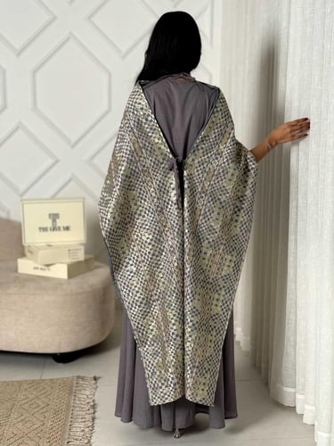 جلابية كاب بتطريز مربعات مع تفاصيل تيسل