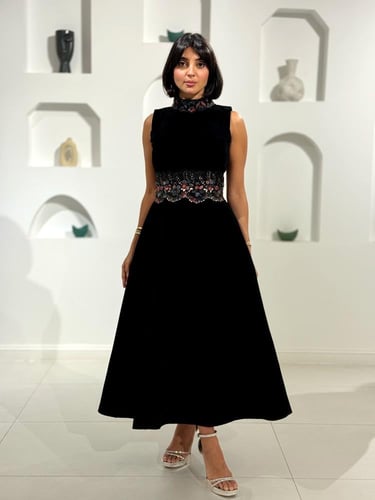 فستان جوخ بتطريز خرزي في الخصر