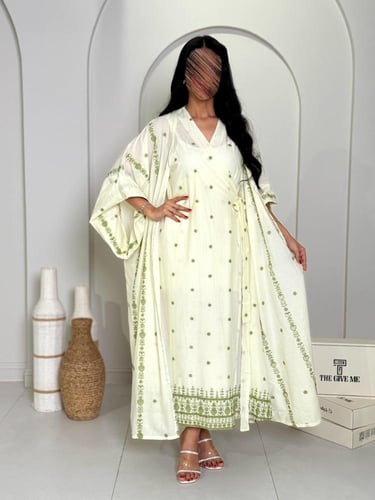 جلابية بتطريز عمودي ولمسة أنيقة