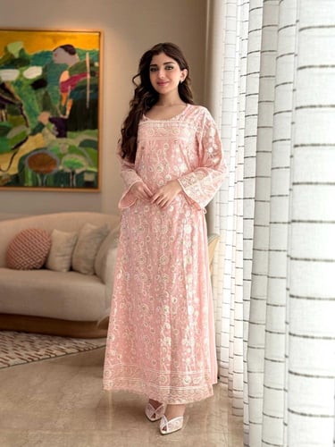 جلابية بتطريز فاخر وقصة مريحة وأنيقة