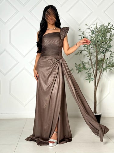 فستان سهرة بني لامع بقصة كتف واحد