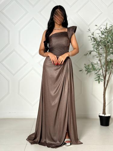 فستان سهرة بني لامع بقصة كتف واحد