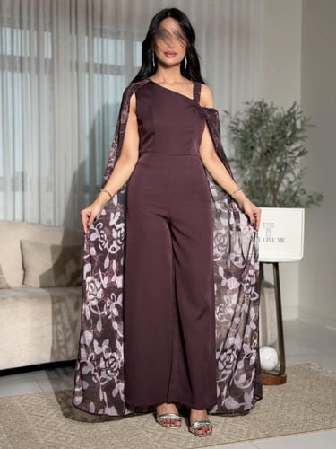 جمبسوت بلمسة الكيب المنسدل من الكتف