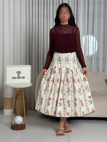 طقم قطعتين دانتيل عنابي وتنورة بنقشة انيقة