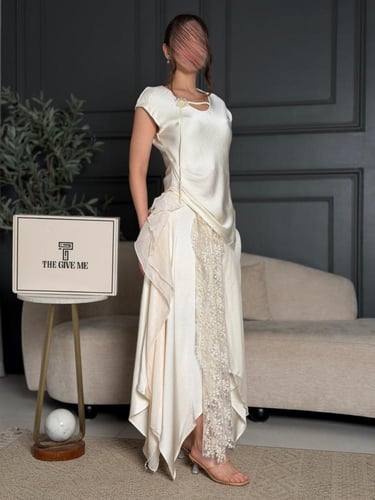 طقم ناعم بكسرات انسيابية ووردة على الصدر