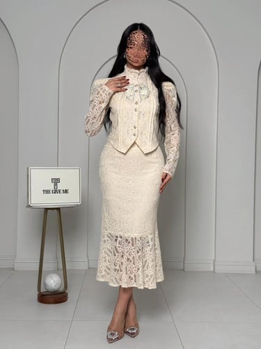 طقم "إيفوري دانتيل" الملكي بياقة مرتفعة وأكمام منف...