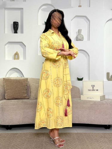 جلابية بتفاصيل زخرفية وقصة واسعة