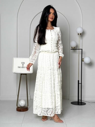 طقم دانتيل أنثوي بتفاصيل ناعمة