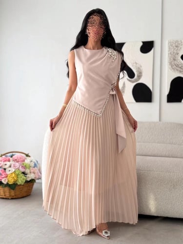 فستان الشيفون المموج بتفاصيل اللؤلؤ الناعمة