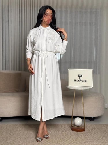 فستان بتطريز على الكتفين وخصر مطاطي