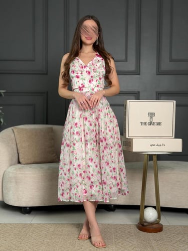 طقم بفتحة صدر على شكل حرف V مع تنورة كلوش