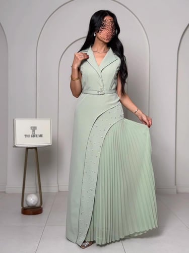 فستان "باستيل" الراقي بكسرات بليسيه وتطريز لؤلؤي