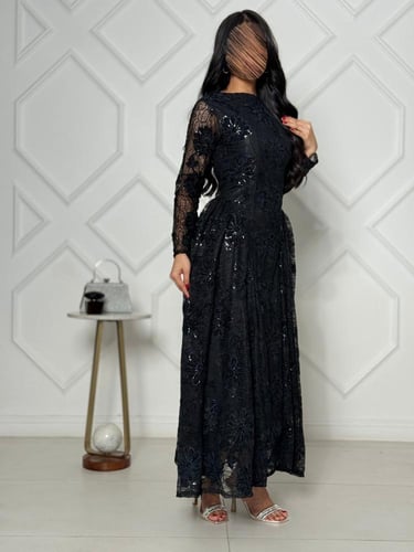 فستان اسود دانتيل بتصميم لامع