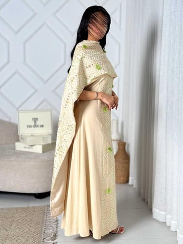 جلابية كاب بتطريز مربعات مع تفاصيل تيسل