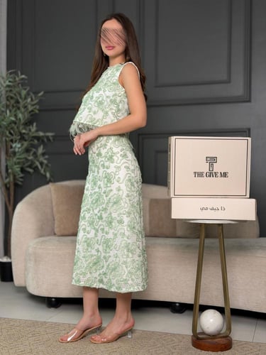 طقم بدون اكمام مزين بـ الريش الناعم وقطع الترتر ال...