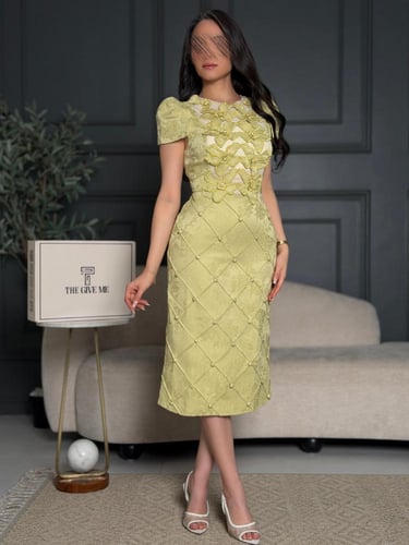 فستان "سولار" بتصميم الكاروهات البارزة وورود الصدر