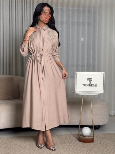 فستان بتطريز على الكتفين وخصر مطاطي