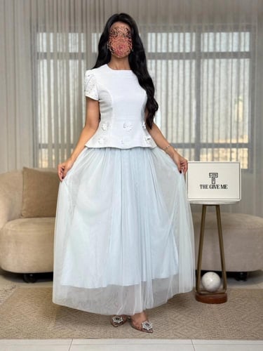 فستان بتنورة تول منسدلة مزين بلؤلؤ على الاكتاف