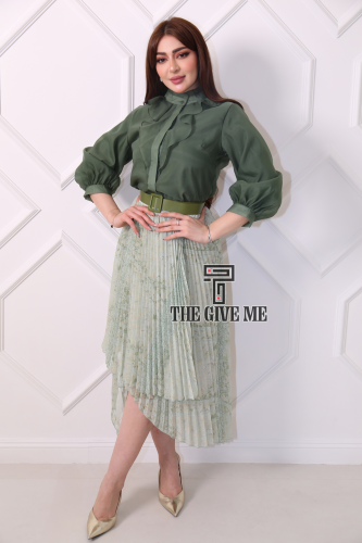 طقم تنوره وبلوزه مزين بحزام علي الخصر بقصة تنوره