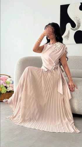 فستان الشيفون المموج بتفاصيل اللؤلؤ الناعمة