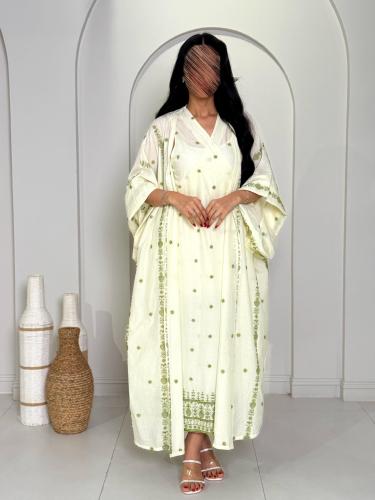 جلابية بتطريز عمودي ولمسة أنيقة