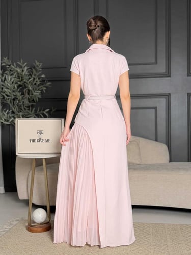 فستان "باستيل" الراقي بكسرات بليسيه وتطريز لؤلؤي