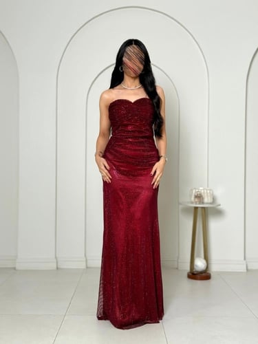 فستان برغندي لامع بقصة ضيقة