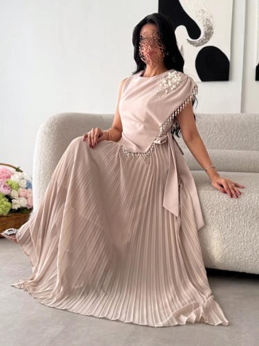 فستان الشيفون المموج بتفاصيل اللؤلؤ الناعمة