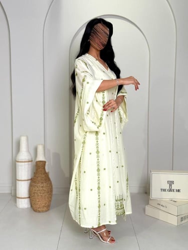 جلابية بتطريز عمودي ولمسة أنيقة