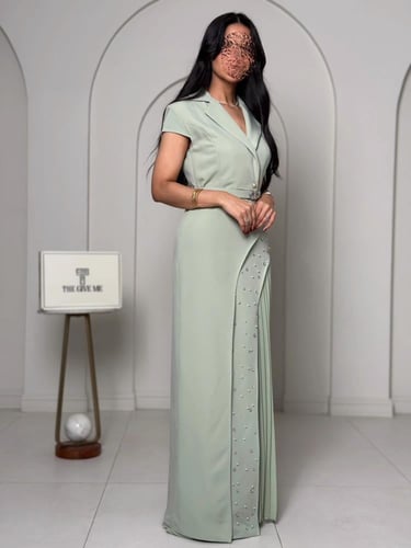 فستان "باستيل" الراقي بكسرات بليسيه وتطريز لؤلؤي