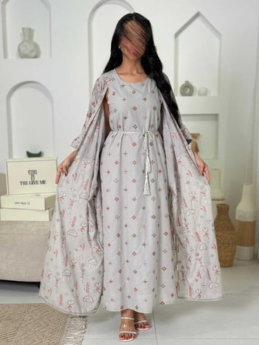 جلابية بنقش راقي وحزام على الخصر