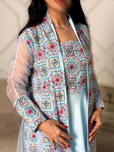 طقم جلابية نسائية مع كارديجان طويل مطرز وتل شفاف