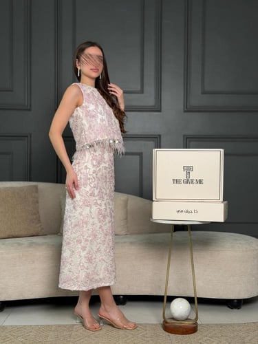 طقم بدون اكمام مزين بـ الريش الناعم وقطع الترتر ال...