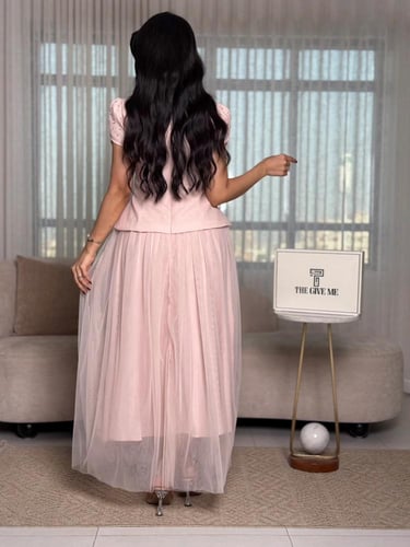 فستان بتنورة تول منسدلة مزين بلؤلؤ على الاكتاف