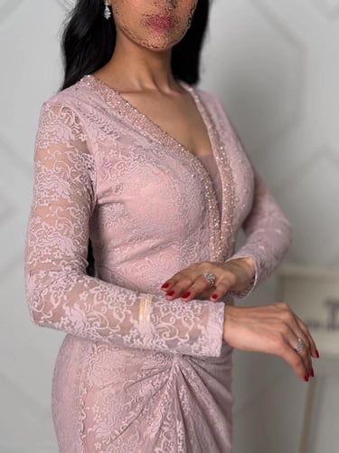 فستان دانتيل ملكي بتصميم الخصر الملفوف