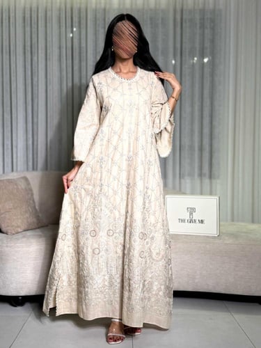 جلابية بأكمام واسعة وقصة انسيابية مع تطريز راقي