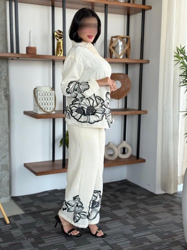 طقم لينن بتطريز مشجر على الاكمام