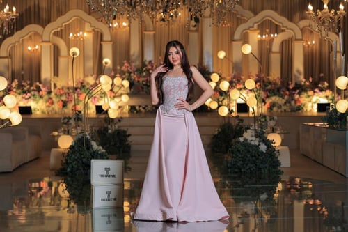 فستان سهرة وردي ناعم بتطريز راقي وذيل جانبي