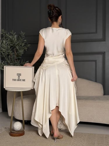 طقم ناعم بكسرات انسيابية ووردة على الصدر